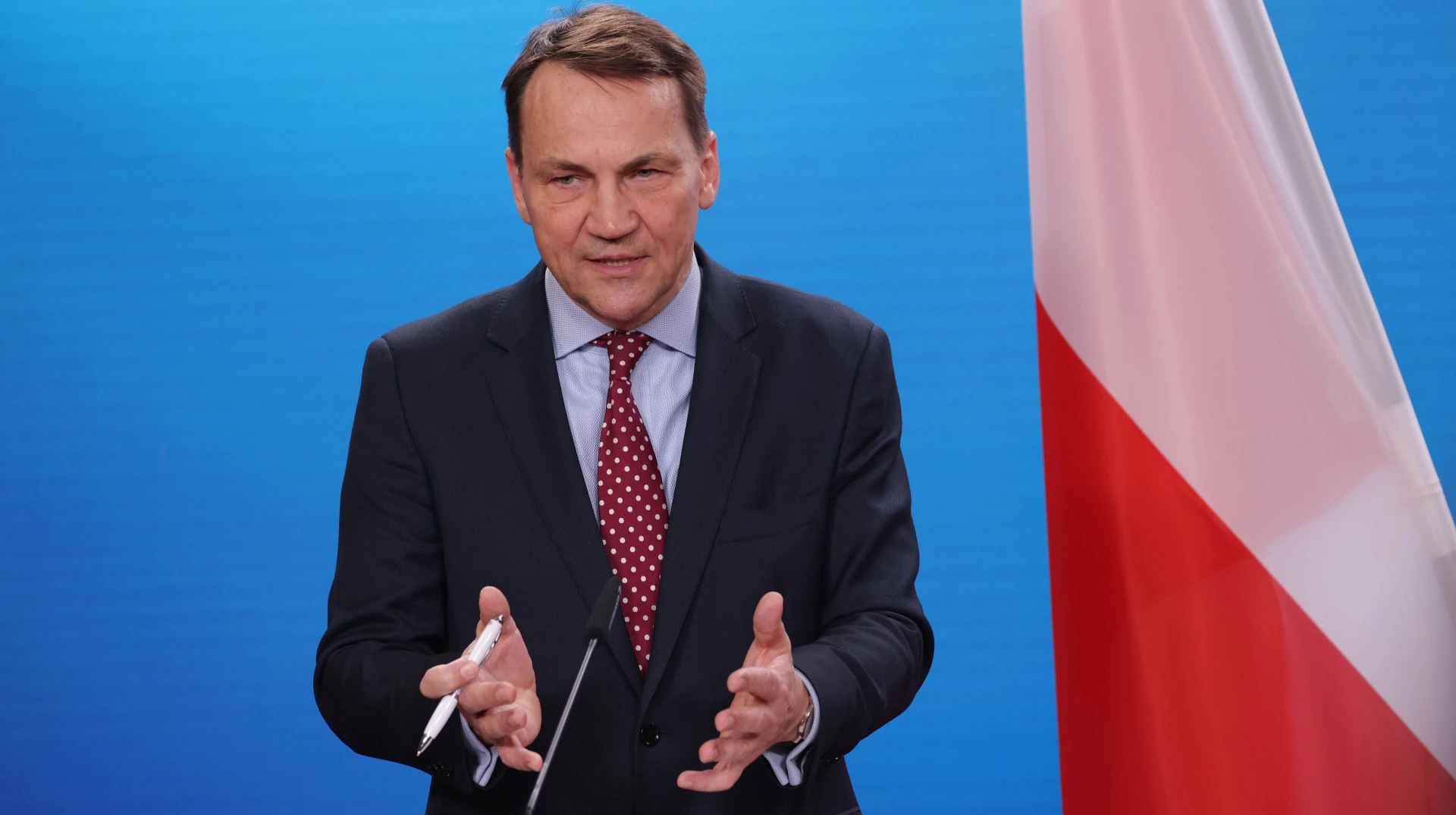 Сікорський навів обіцянки Путіна як аргумент для оборонної підготовки Польщі