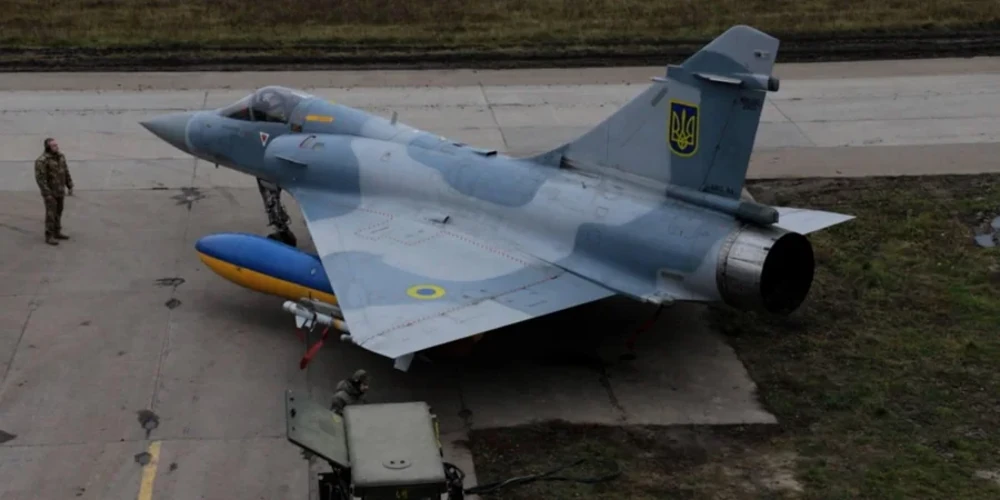 Ілюстративне зображення винищувача Mirage 2000-5F та російської крилатої ракети S8000 «Бандероль»